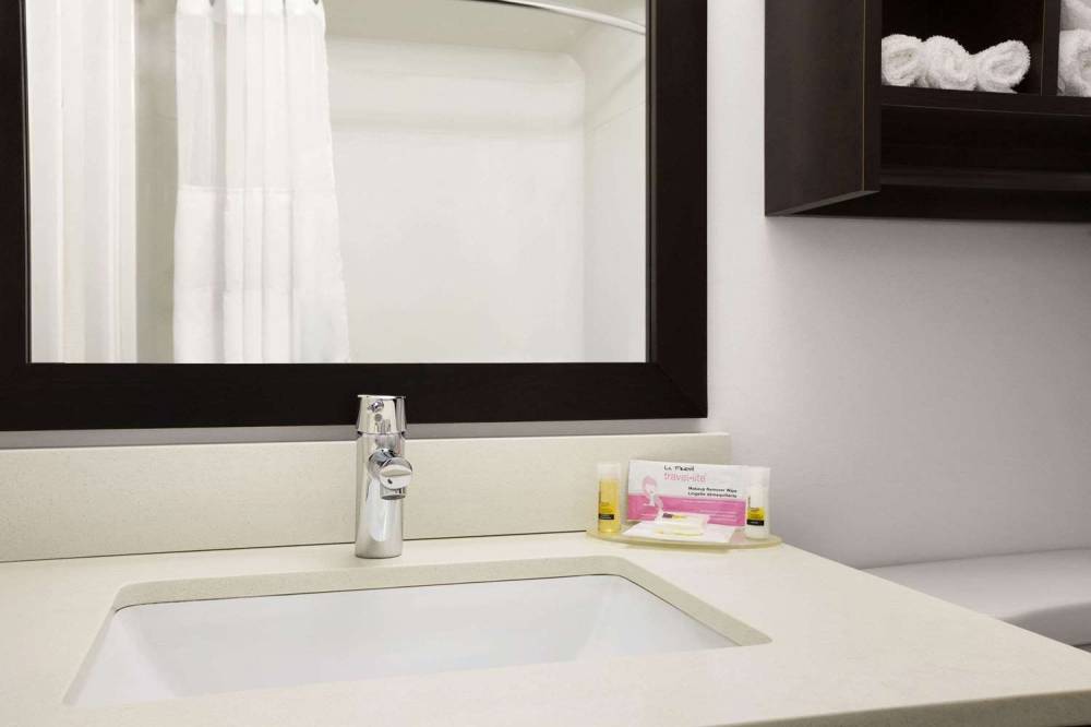 DAYS INN AND SUITES NORTH BAY 2