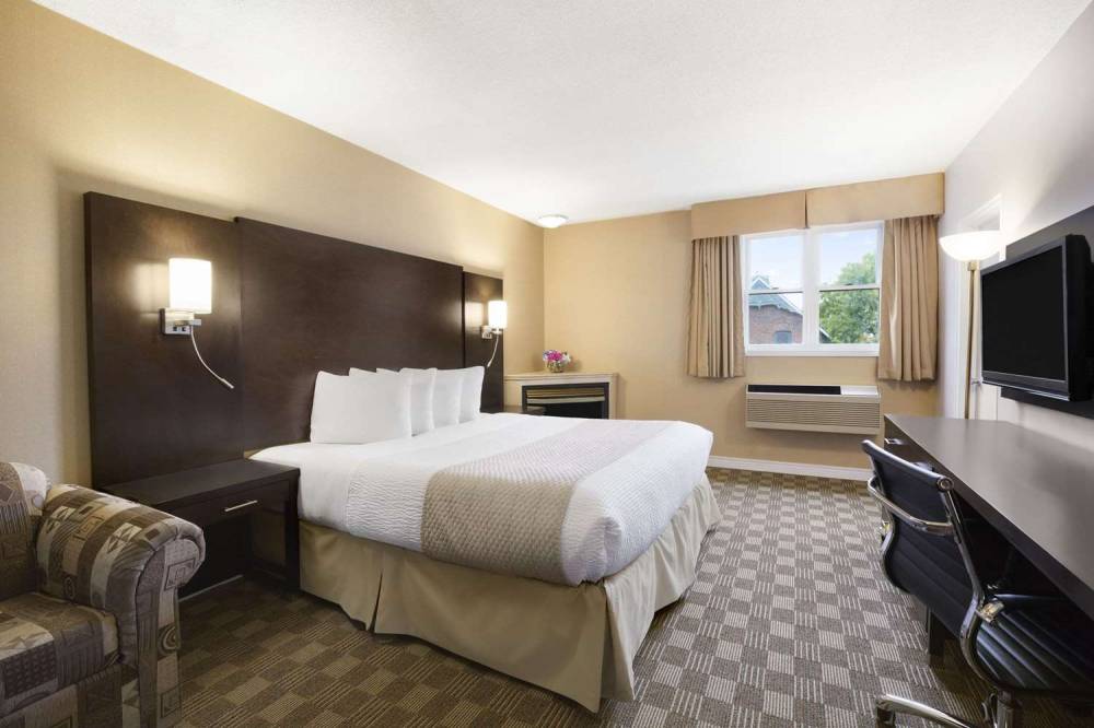 DAYS INN AND SUITES NORTH BAY 10