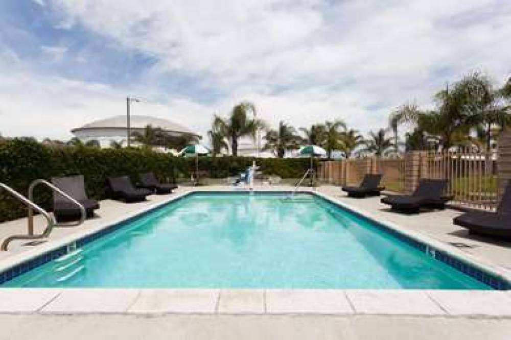 DAYS INN AND SUITES SOUTH GATE 5