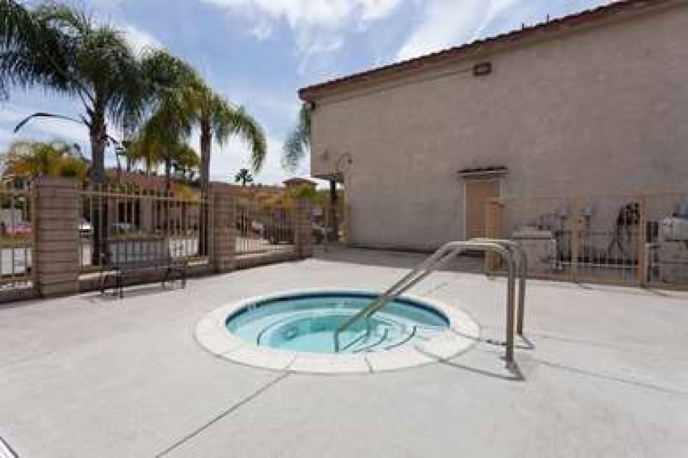 DAYS INN AND SUITES SOUTH GATE 4