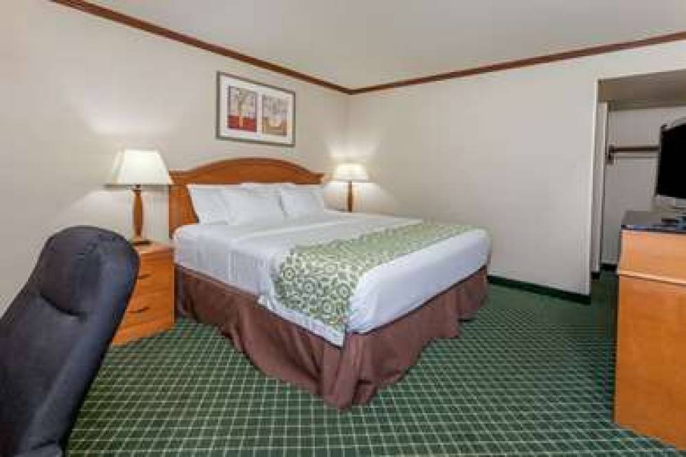 DAYS INN AND SUITES WARREN 10