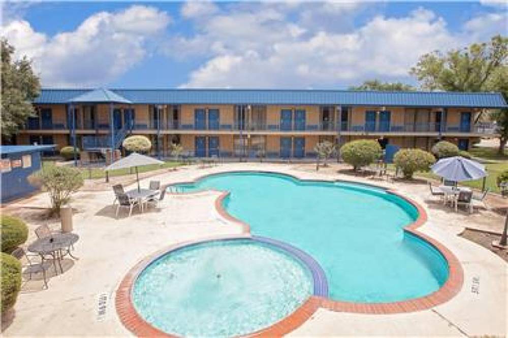 DAYS INN BAY CITY 8