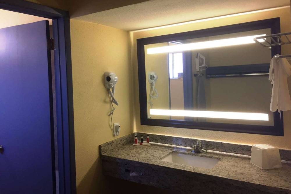 Days Inn By Wyndham Airport - Phoenix 3