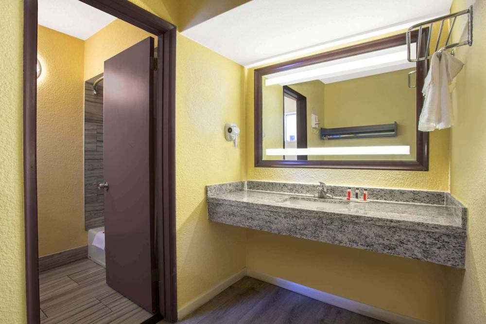 Days Inn By Wyndham Airport - Phoenix 4