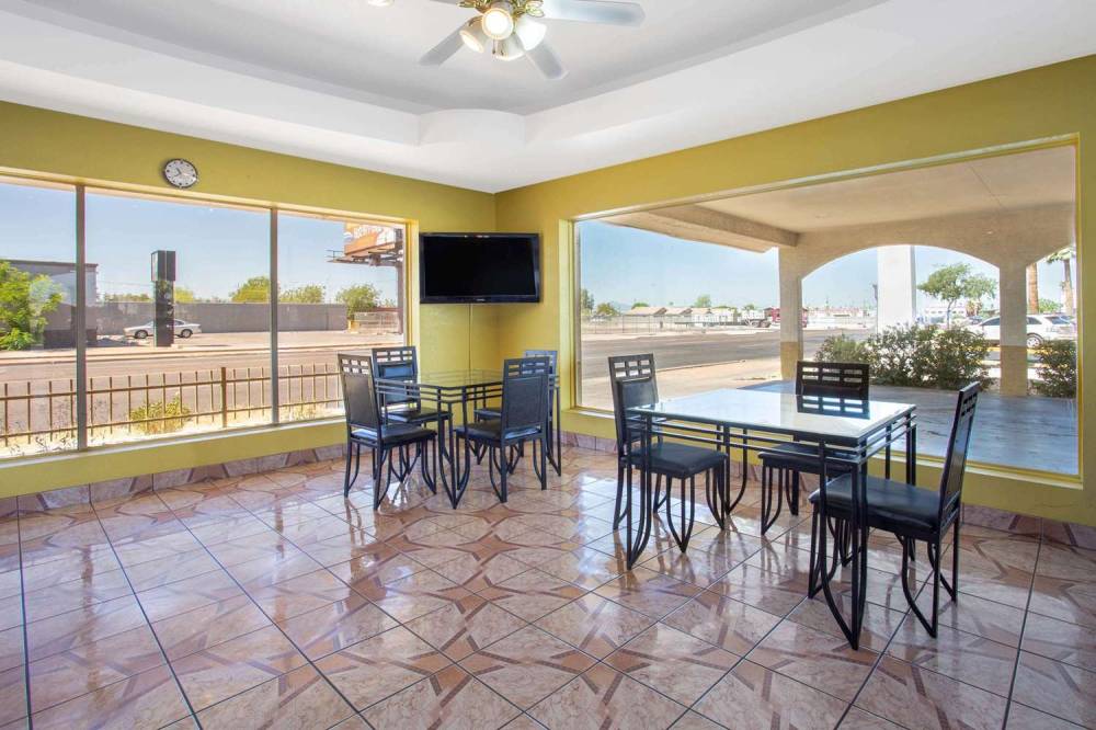 Days Inn By Wyndham Airport - Phoenix 1