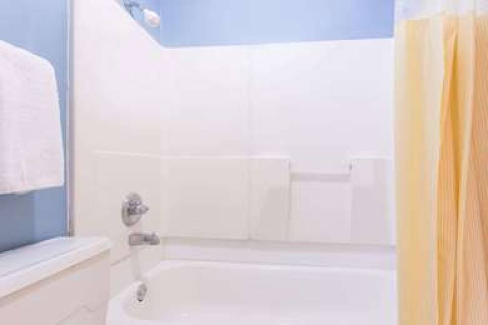 Days Inn By Wyndham Albany 9