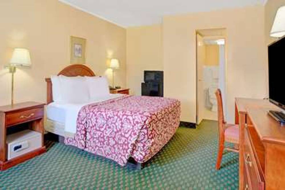 Days Inn By Wyndham Alexandria South 3