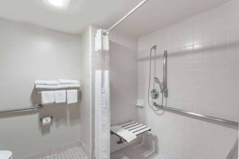 DAYS INN BY WYNDHAM ANAHEIM NE 10