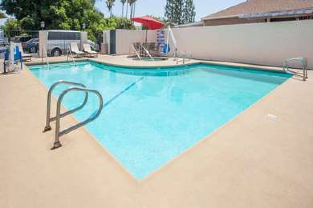 DAYS INN BY WYNDHAM ANAHEIM NE 5