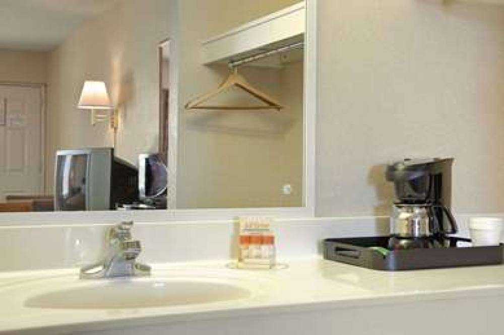 DAYS INN BY WYNDHAM APPLE VALLEY PI 2