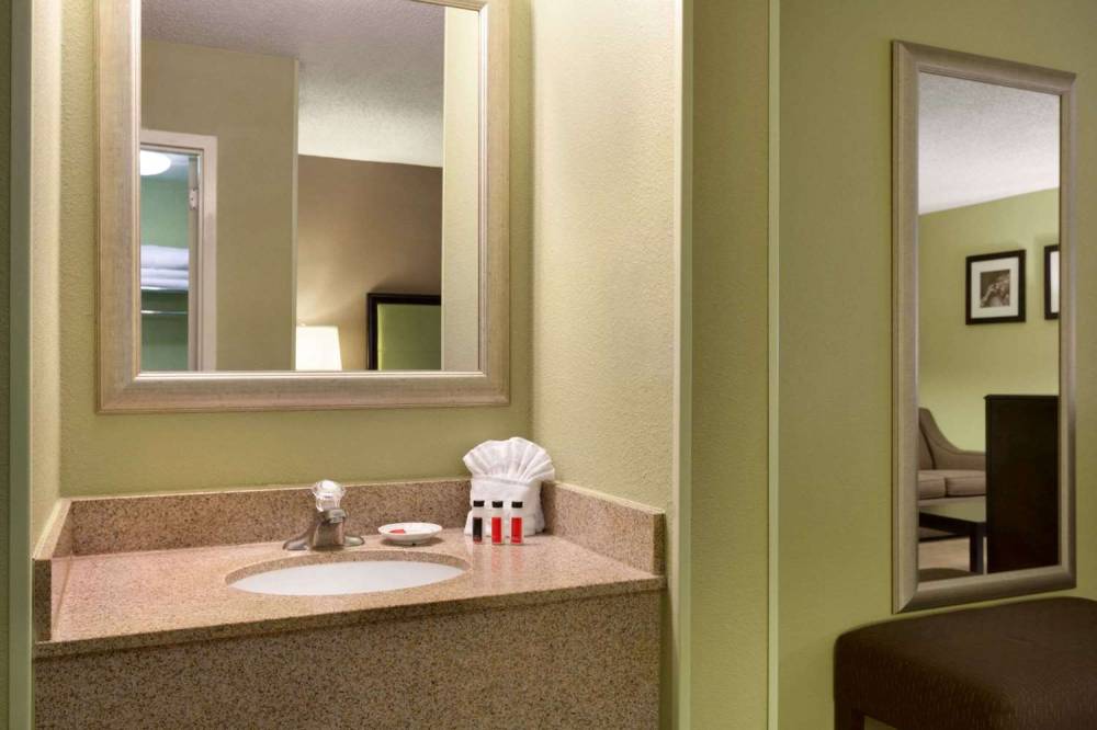 Days Inn By Wyndham, Baltimore Inner Harbor 8