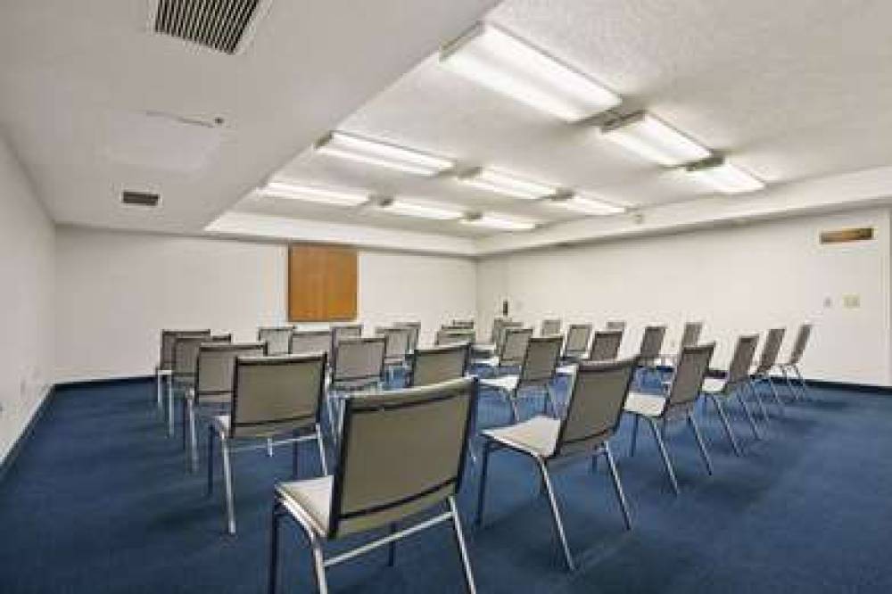 Days Inn By Wyndham Buena Park 10