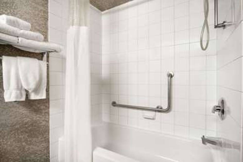 DAYS INN BY WYNDHAM, CALGARY AIRPOR 7