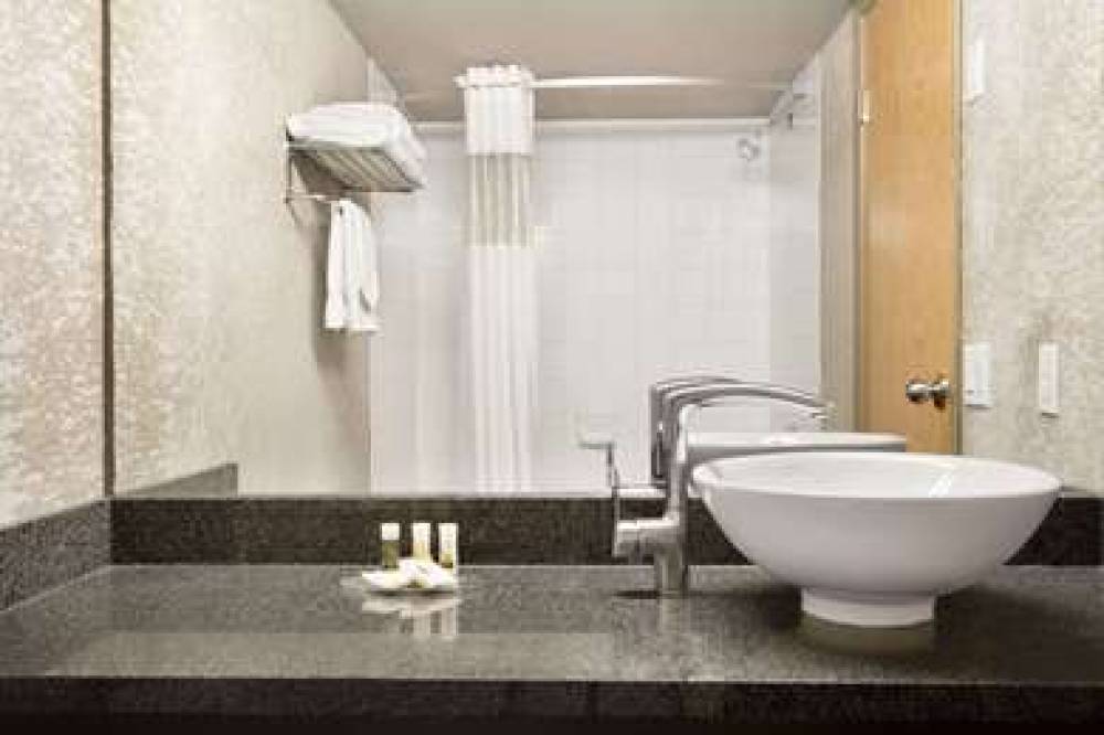 DAYS INN BY WYNDHAM, CALGARY AIRPOR 9
