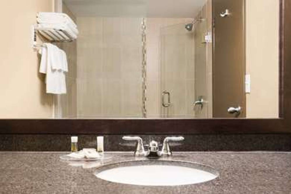 DAYS INN BY WYNDHAM CALGARY NORTHWE 9