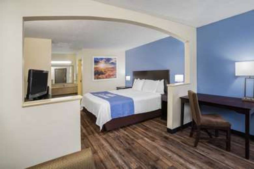 Days Inn By Wyndham Clarksville North 8
