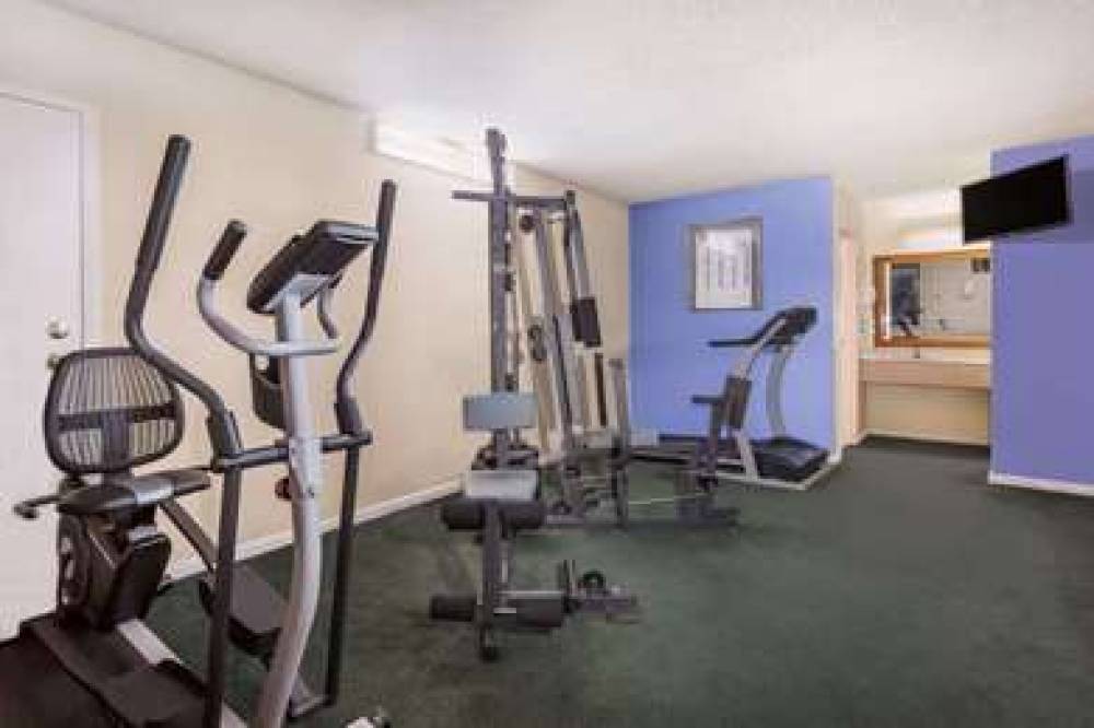 DAYS INN BY WYNDHAM COLLEGE PARK AI 2