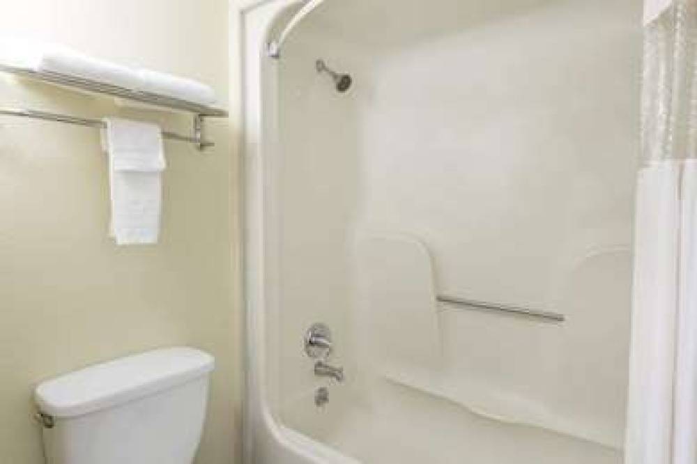 DAYS INN BY WYNDHAM COLLEGE PARK AI 6