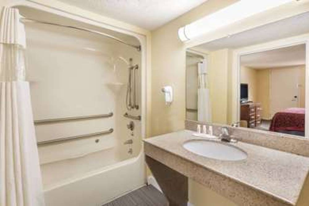 DAYS INN BY WYNDHAM COLLEGE PARK AI 3