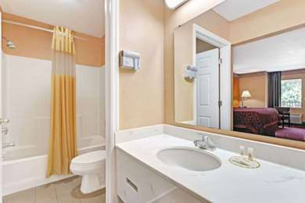 Days Inn By Wyndham Daytona Beach Downtown 10
