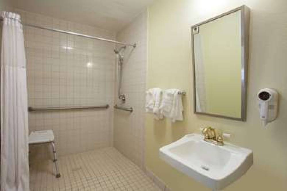 Days Inn By Wyndham Daytona Beach Speedway 10