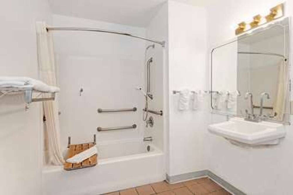DAYS INN BY WYNDHAM ESPANOLA 5