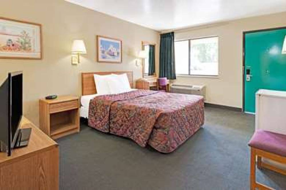 DAYS INN BY WYNDHAM ESPANOLA 7