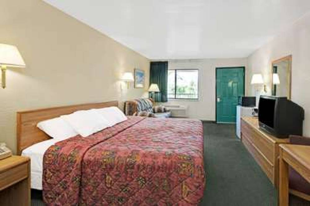DAYS INN BY WYNDHAM ESPANOLA 10