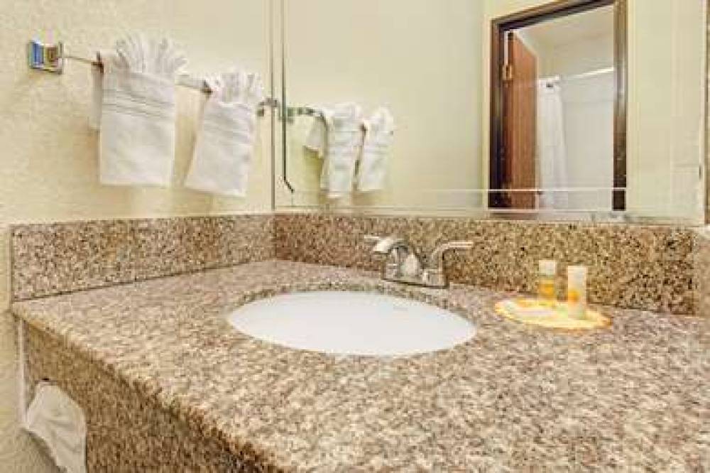 DAYS INN BY WYNDHAM ESPANOLA 8