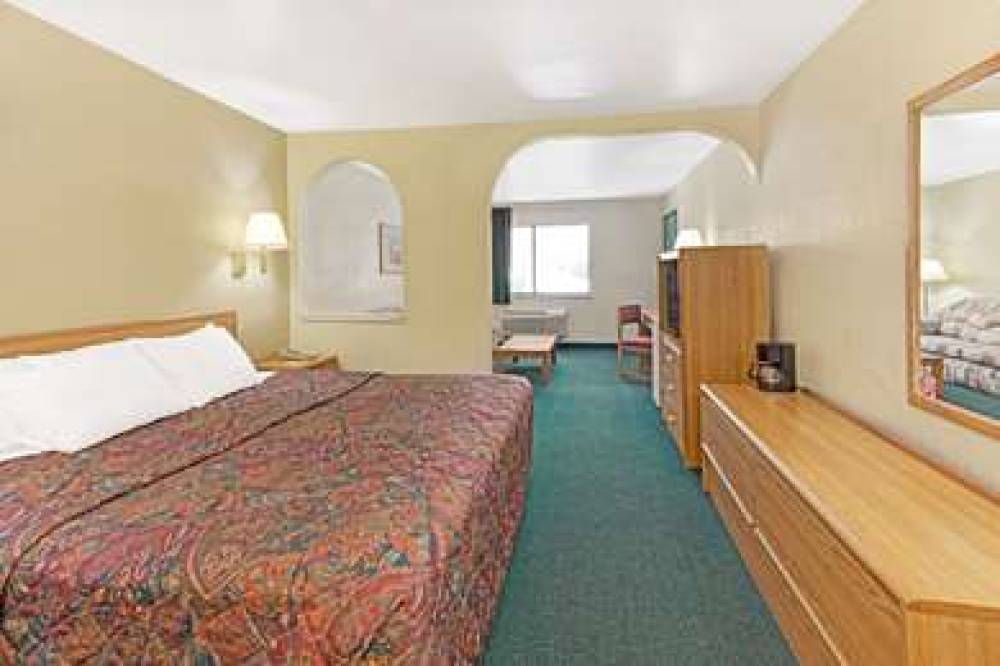 DAYS INN BY WYNDHAM ESPANOLA 4
