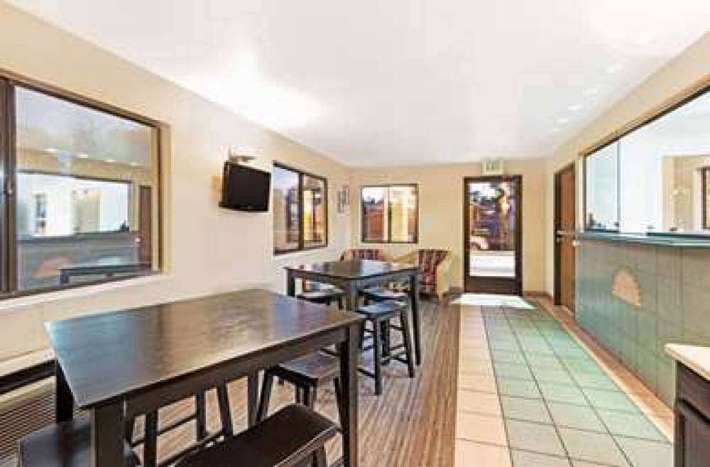 DAYS INN BY WYNDHAM ESPANOLA 3