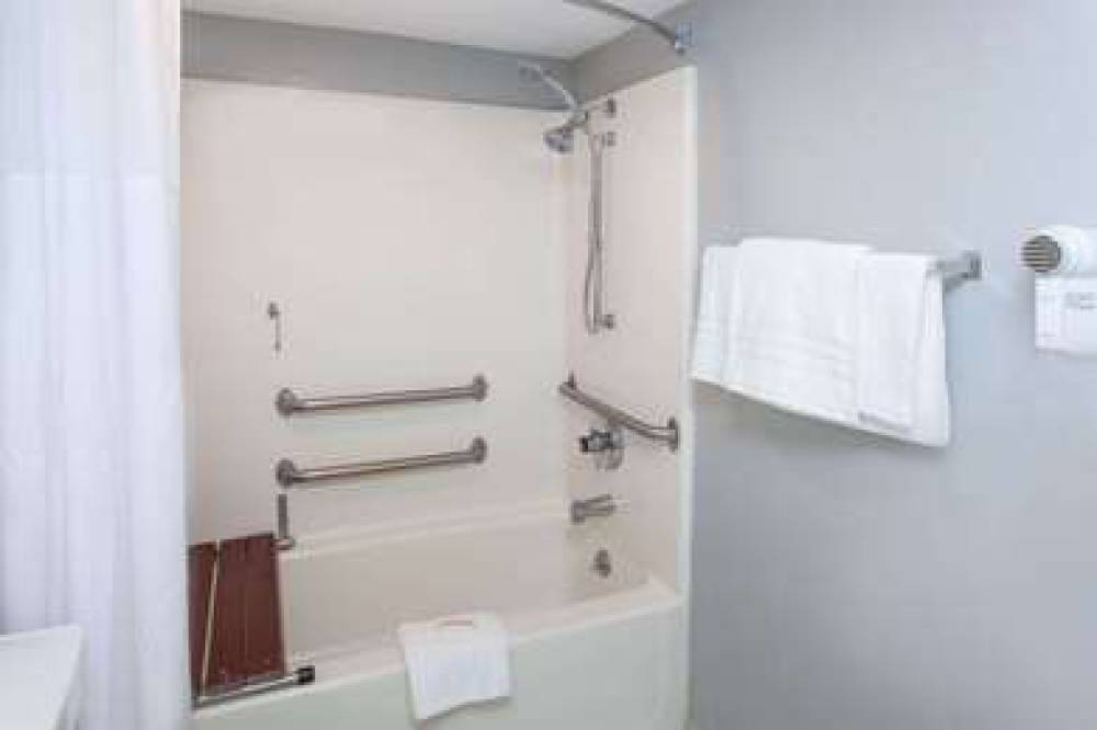 Days Inn By Wyndham Farmer City 4