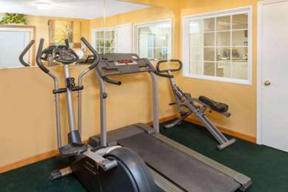 Days Inn By Wyndham Farmer City 3