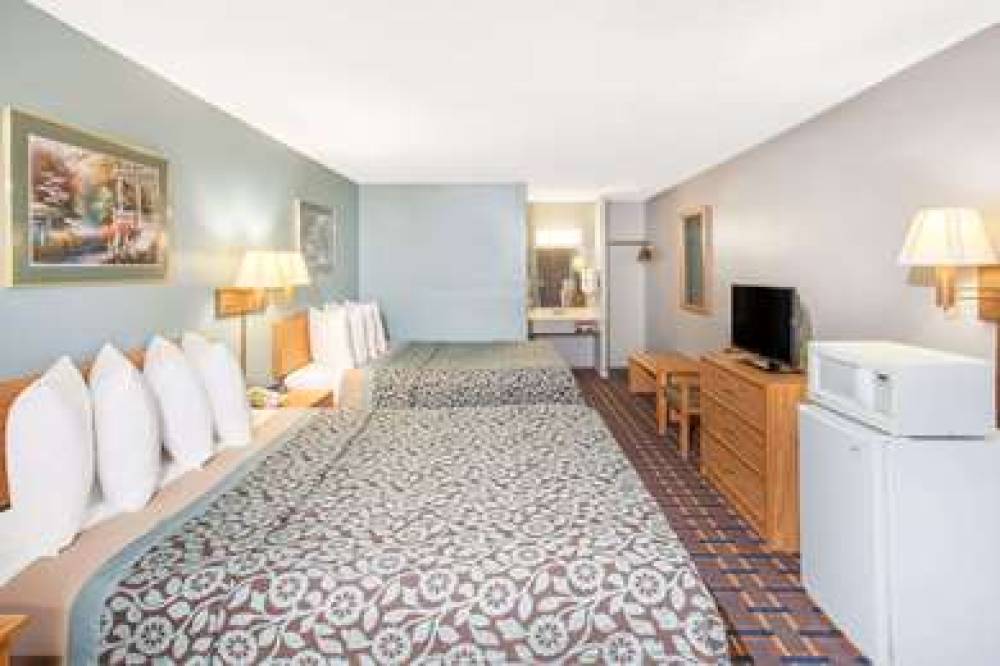 Days Inn By Wyndham Farmer City 8