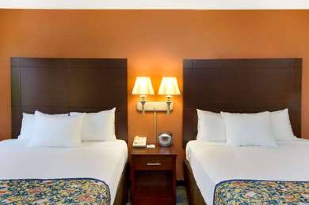 Days Inn By Wyndham Fremont 10