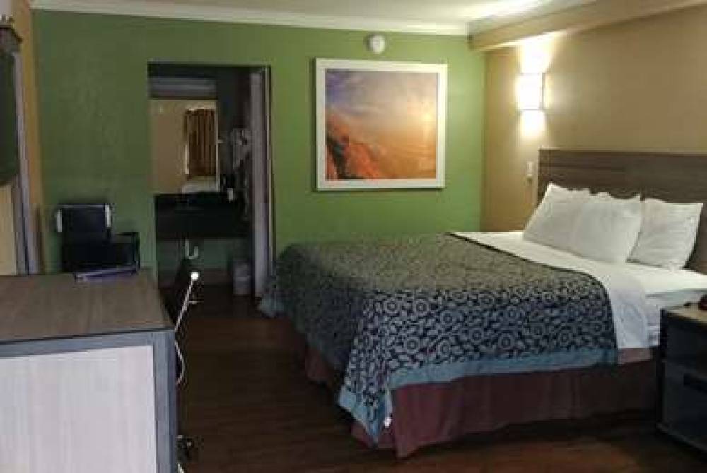 Days Inn By Wyndham Houston East 5