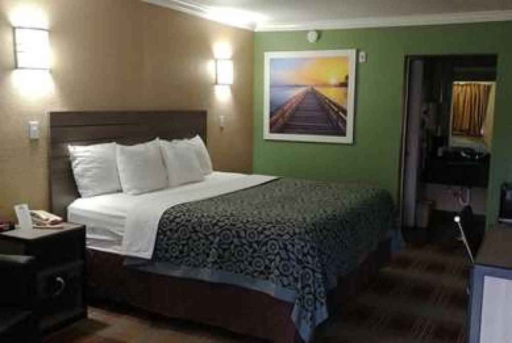Days Inn By Wyndham Houston East 4