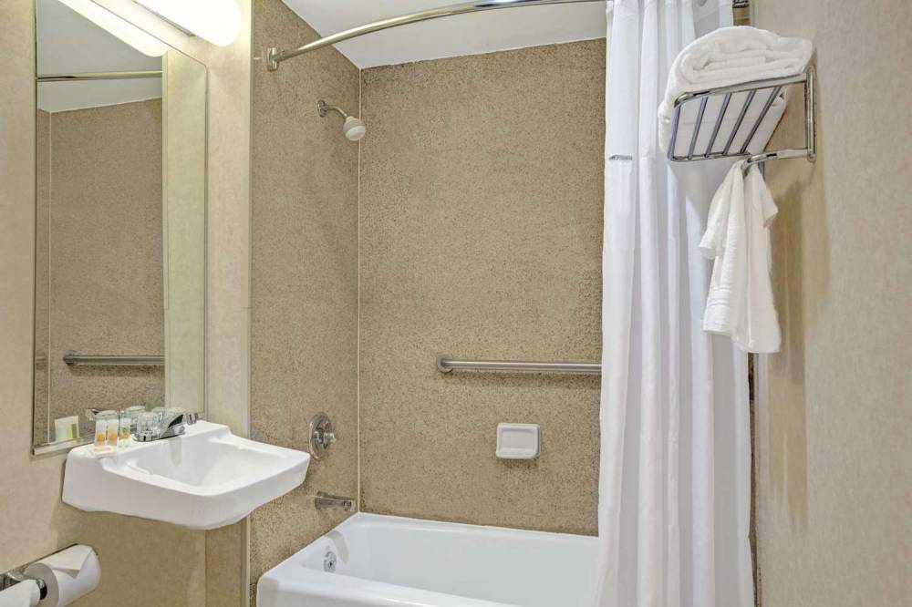 Days Inn By Wyndham Jamaica / JFK Airport 8