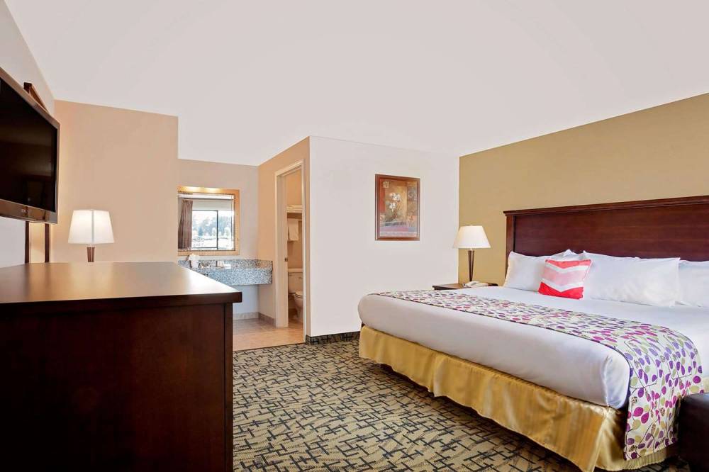 DAYS INN BY WYNDHAM LAKEWOOD S 5