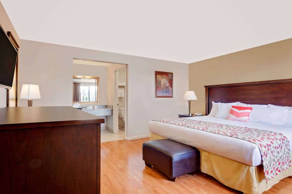DAYS INN BY WYNDHAM LAKEWOOD S 4