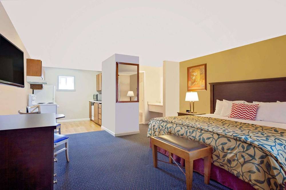 DAYS INN BY WYNDHAM LAKEWOOD S 10