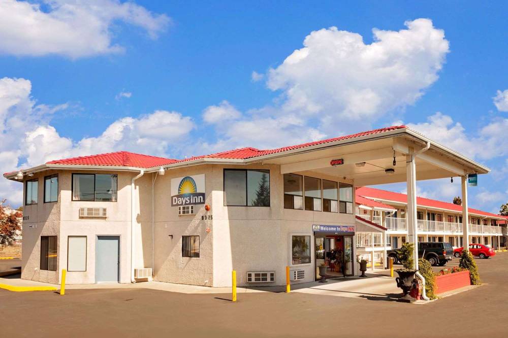 DAYS INN BY WYNDHAM LAKEWOOD S 2