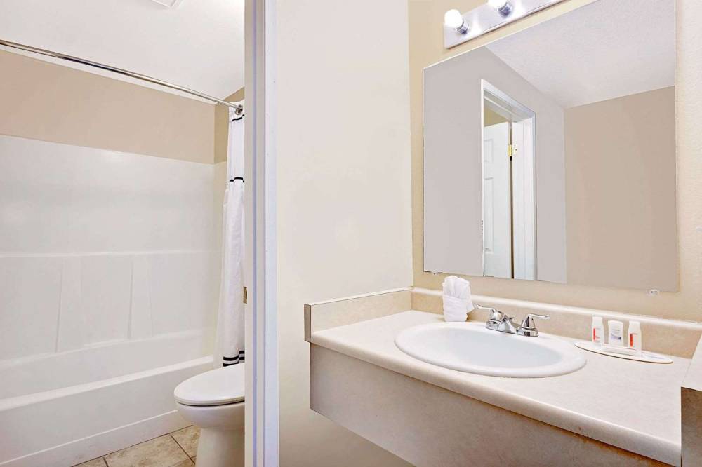 DAYS INN BY WYNDHAM LAKEWOOD S 8