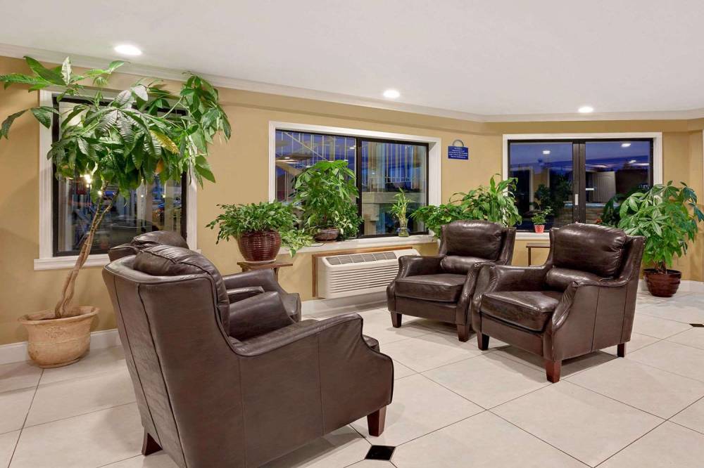 DAYS INN BY WYNDHAM LAKEWOOD S 1