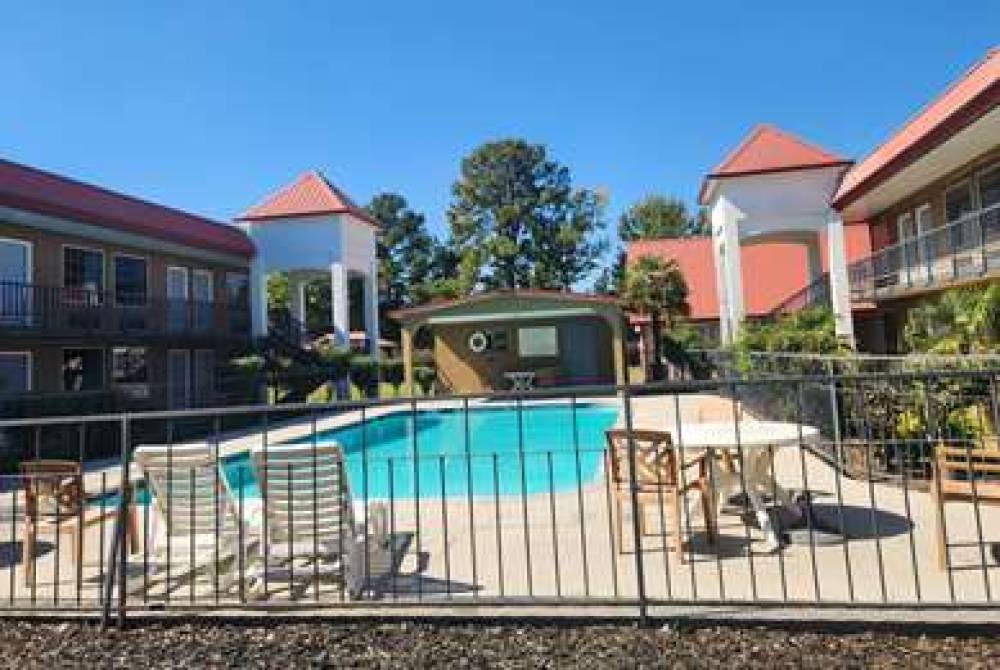 DAYS INN BY WYNDHAM LEESVILLE 1