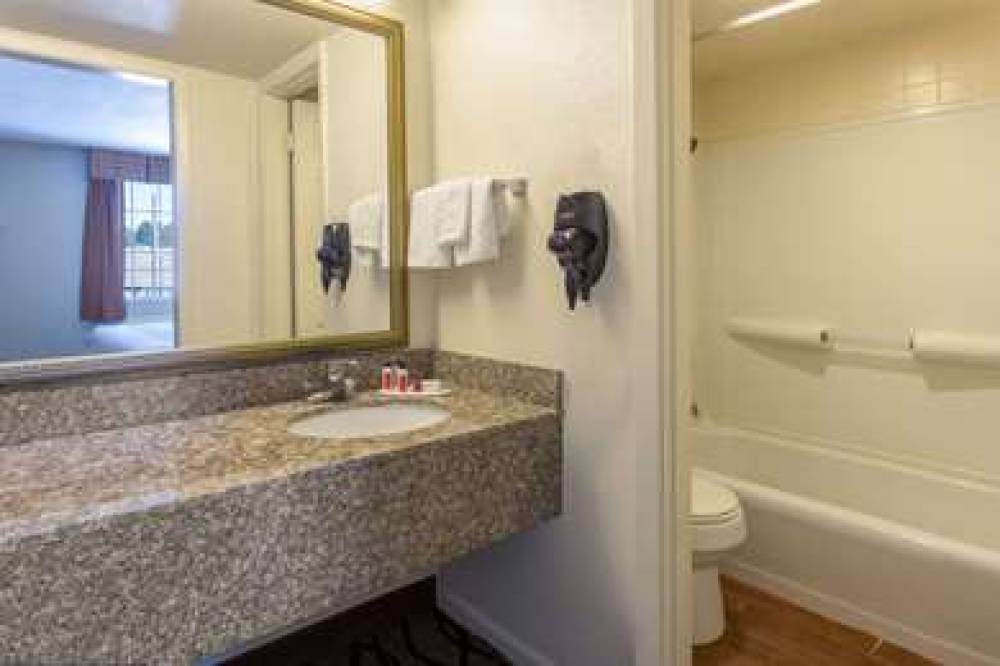 DAYS INN BY WYNDHAM LEESVILLE 10