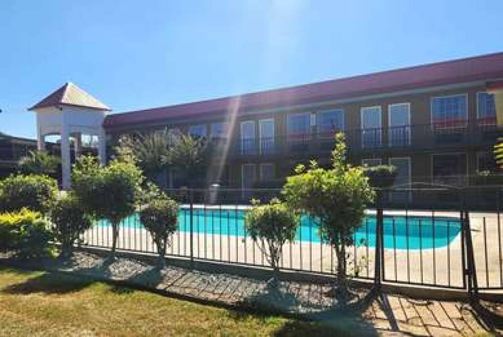 DAYS INN BY WYNDHAM LEESVILLE 2