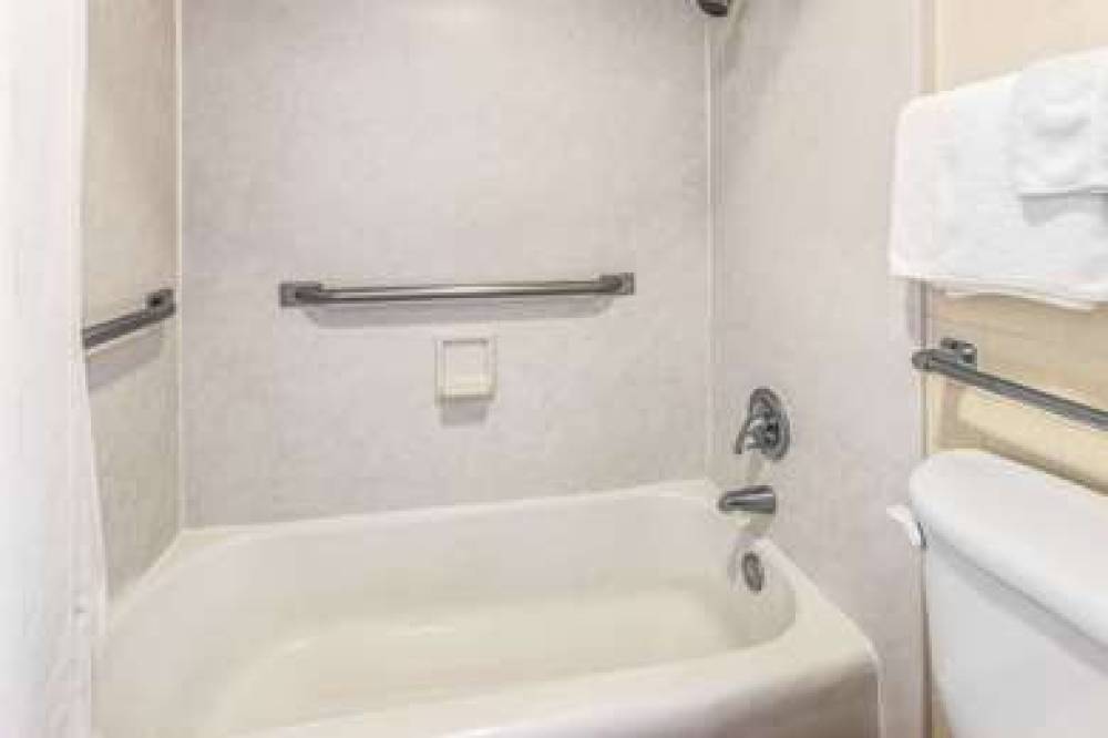 DAYS INN BY WYNDHAM LEESVILLE 9