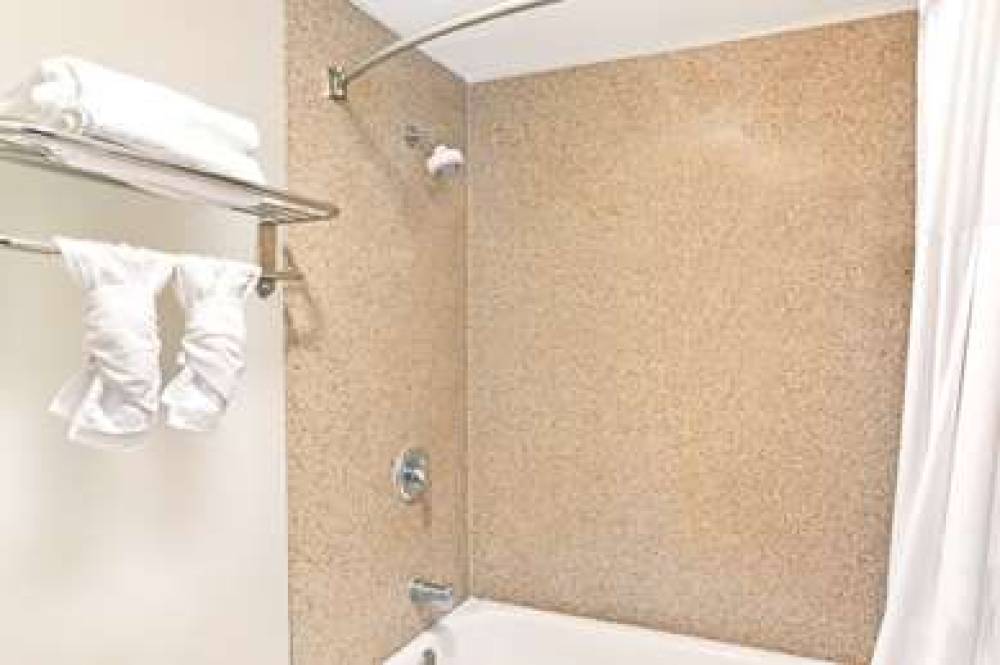 Days Inn By Wyndham Long Beach City Center 7
