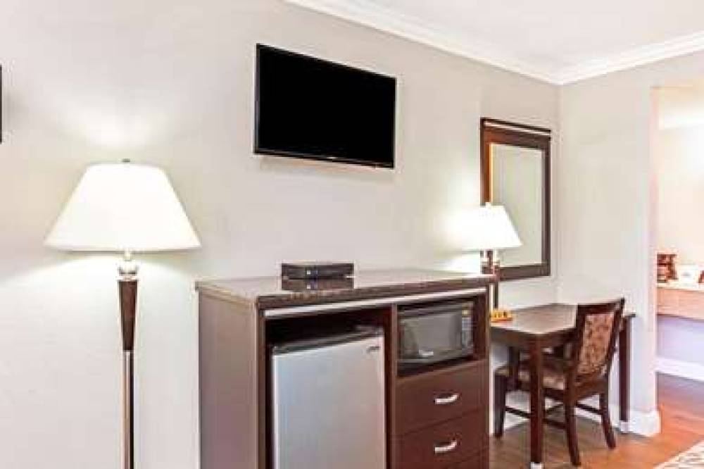 Days Inn By Wyndham Long Beach City Center 3